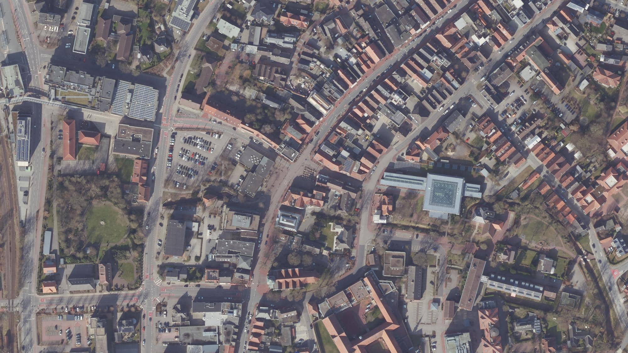Luftbild der Innenstadt von Vechta (DOP20, LGLN). Rot umrandet: das Flurstück 226/8 in Flur 002 mit dem Rathaus Vechta (Burgstraße 6), amtliche Fläche 7.007 m².